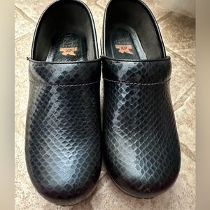 Dansko XP Women’s Nonslip Navy Clog - EU 39